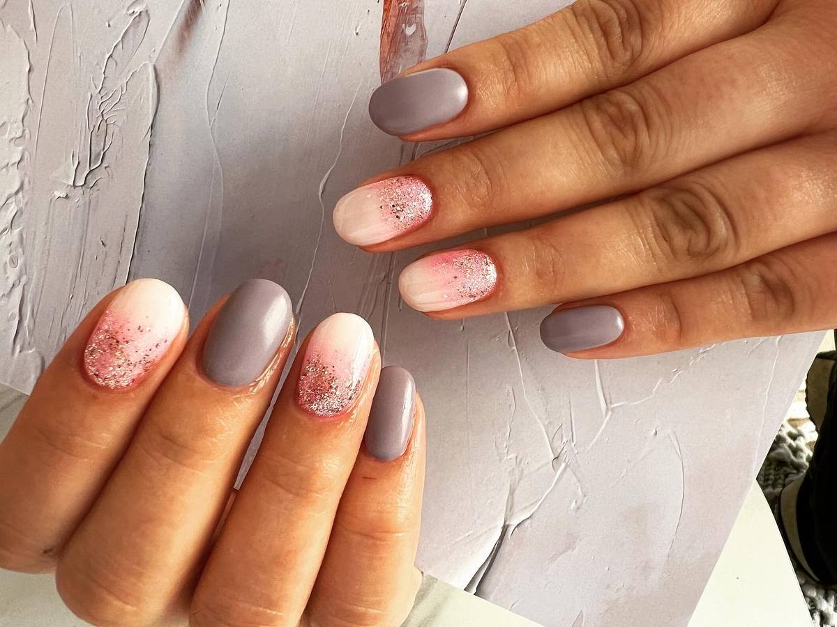 Nägel in Taupe mit rosa Glitzer-Ombré