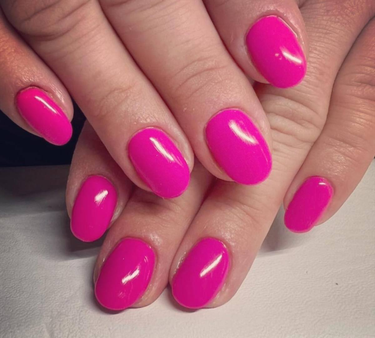 Kurze Nägel in kräftigem Pink