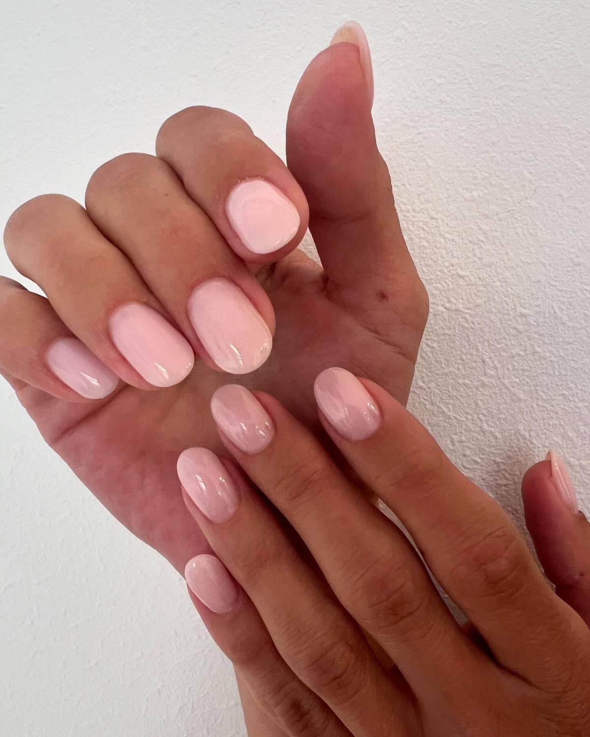 Kurze ovale Nägel in Milky Rosé