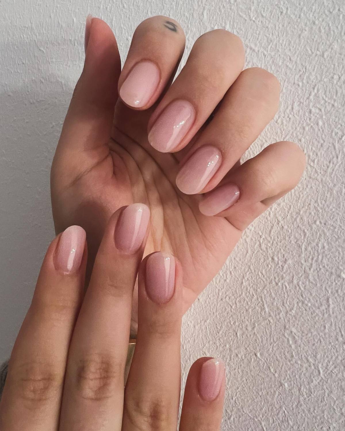 Milky-Rosé-Nägel mit feinen Glitzerpunkten