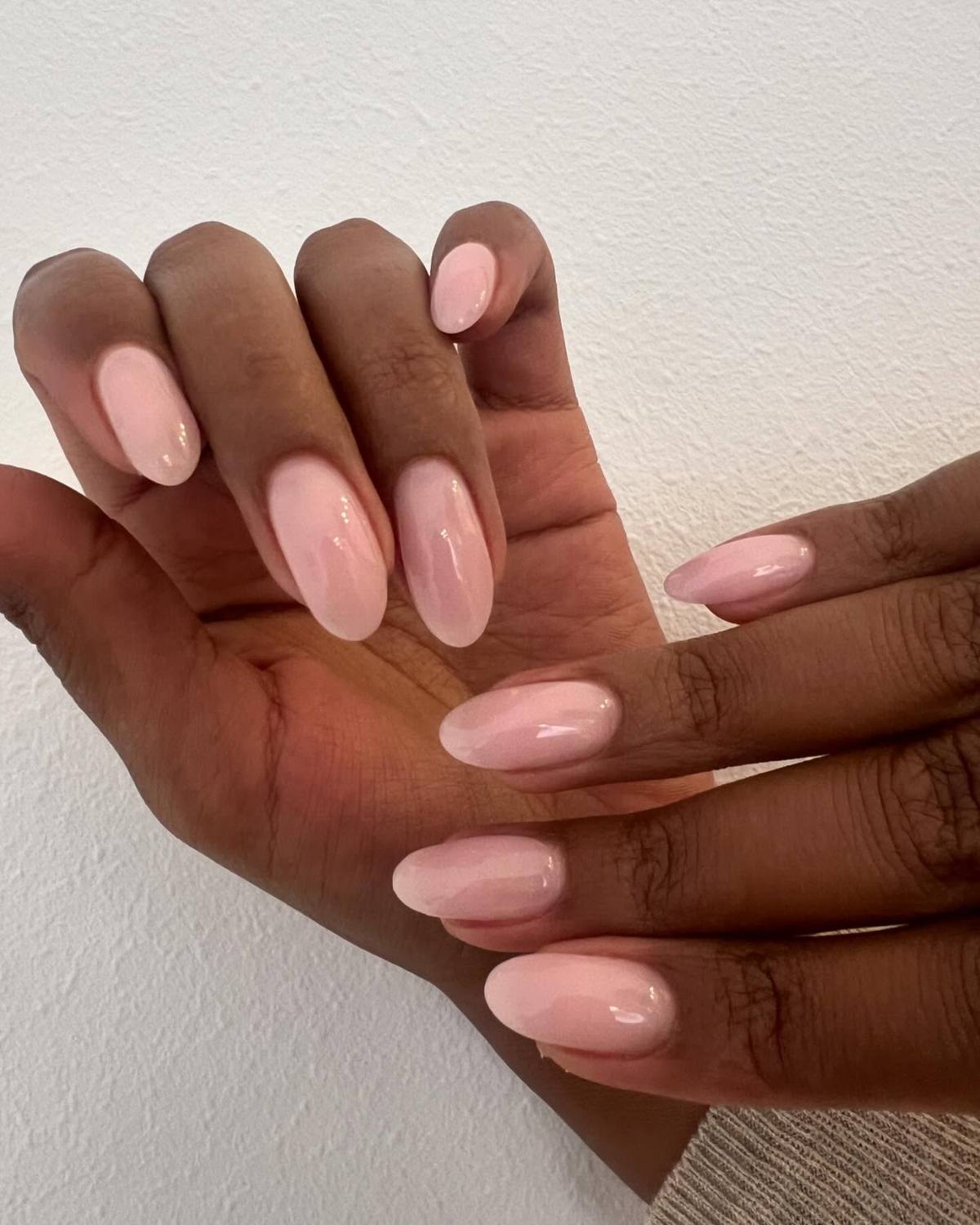 Mandelförmige Nägel in zartem Rosa