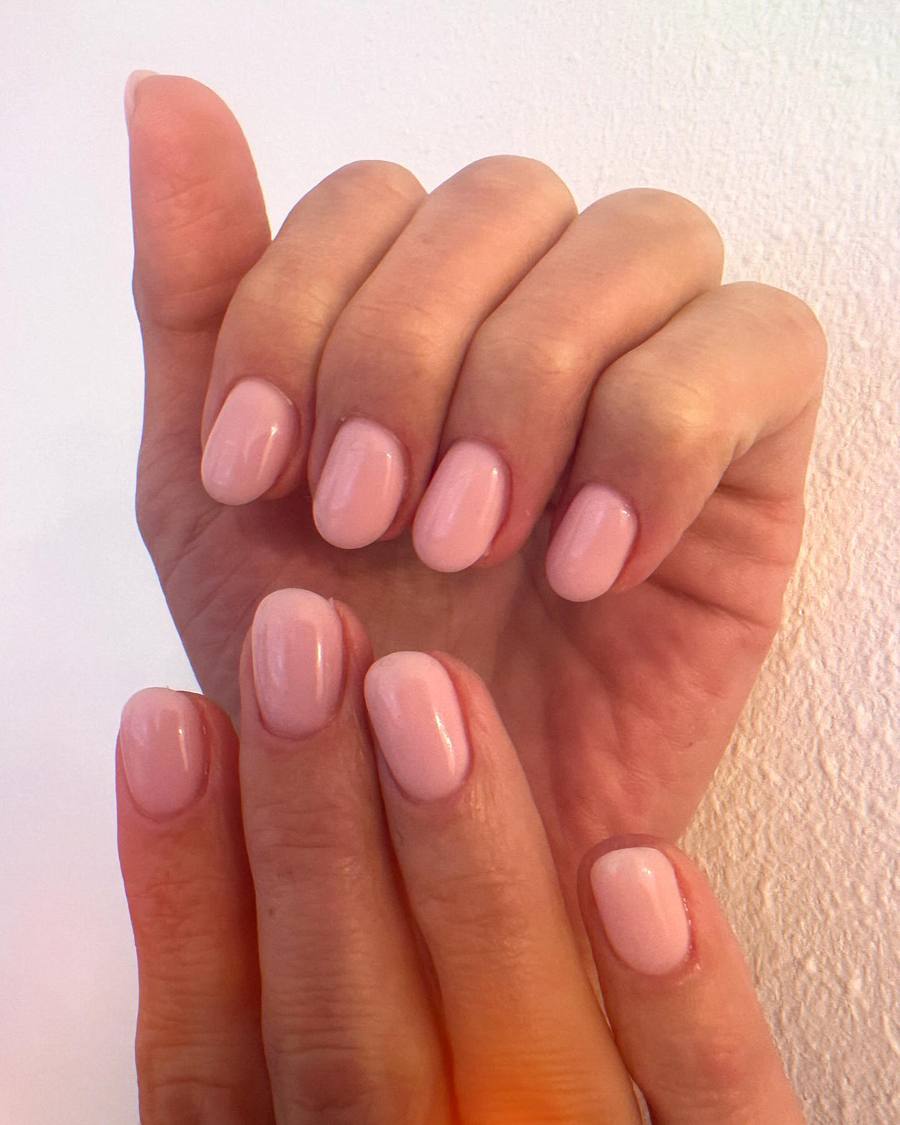 Kurze, natürlich geformte Nägel in einem zarten Rosé